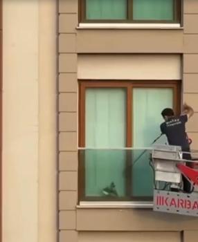 Balkonda mahsur kalan güvercini itfaiye kurtardı