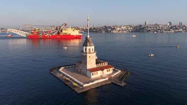 Boru döşeme gemisi 'JSD6000' İstanbul Boğazı'ndan geçti
