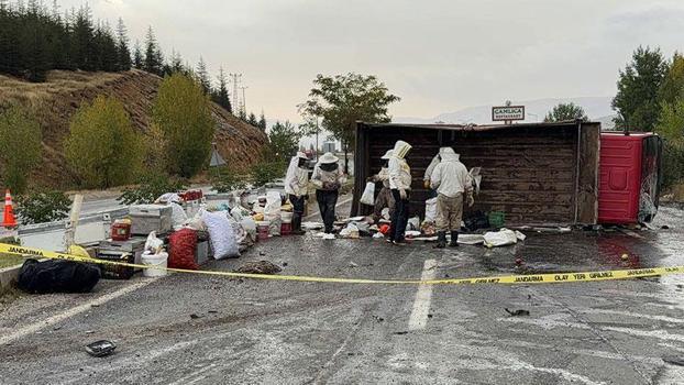 Bal ve arı kovanı yüklü kamyonet devrildi; 3 yaralı