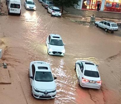 Adıyaman’da sağanak; araçlar suya gömüldü, caddeleri su bastı