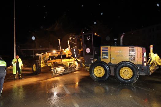 Elazığ’da sağanak, hayatı olumsuz etkiledi (2)