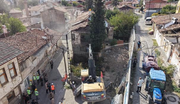 Tokat’ta riskli alanlarda yıkım çalışması başladı