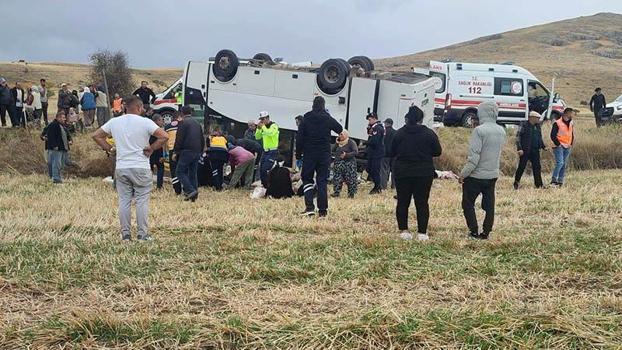 Afyonkarahisar'da 1 kişinin öldüğü, 27 kişinin yaralandığı kazada midibüs şoförüne gözaltı