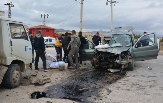 Kamyonet ile hafif ticari araç çarpıştı: 1 ölü, 2 yaralı