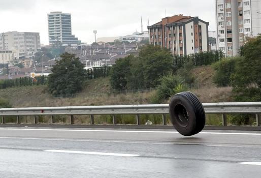 Başakşehir'de otoyolda kopan TIR lastiği tehlike yarattı