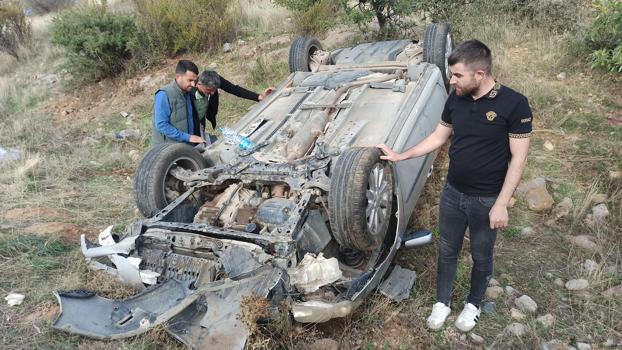 Şarampole devrilen otomobildeki 4 kişi yaralandı