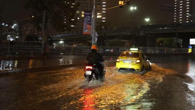 İzmir’de sağanak etkili oldu