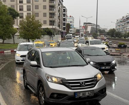 Antalya’da sağanak trafiği olumsuz etkiledi