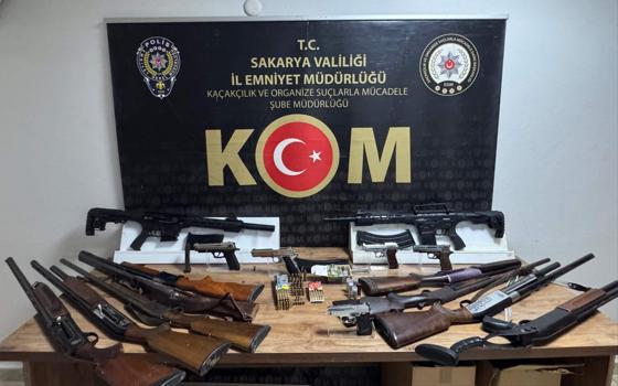 Sakarya’da ruhsatsız silah ve kaçak ürün operasyonu