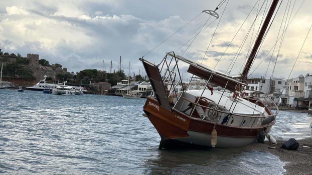 Bodrum’da yelkenli tekne karaya oturdu