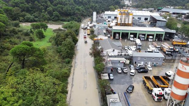 Eyüpsultan’da yağışın ardından göle dönen yol havadan görüntülendi