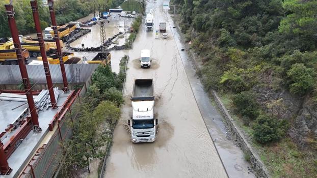 Eyüpsultan’da yağışın ardından göle dönen yol havadan görüntülendi