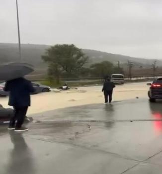 Bahçeşehir'de yağmur suyuna kapılan motosikletliyi çevredekiler kurtardı