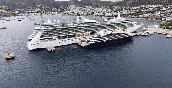 Bodrum'a 2 kruvaziyer ile 2 bin 437 turist geldi