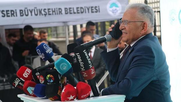 Bakan Göktaş, Kayseri’deki programına hava muhalefeti nedeniyle cep telefonuyla katıldı