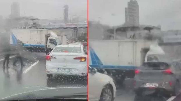 Beylikdüzü'nde kamyonet, metrobüs bariyerine çarptı; trafik yoğunluğu oluştu