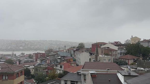 İstanbul'da kara bulutların geçişi görüntülendi