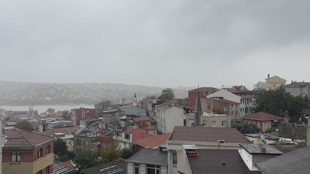 İstanbul'da kara bulutların geçişi görüntülendi