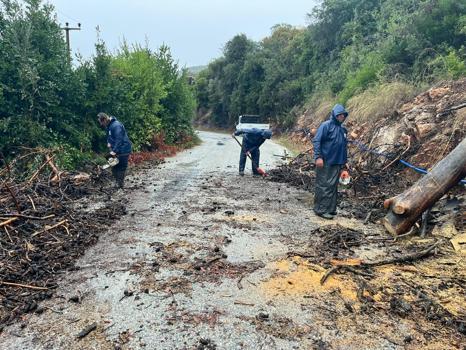 Marmaris'te belediye ekiplerinden sağanak mesaisi