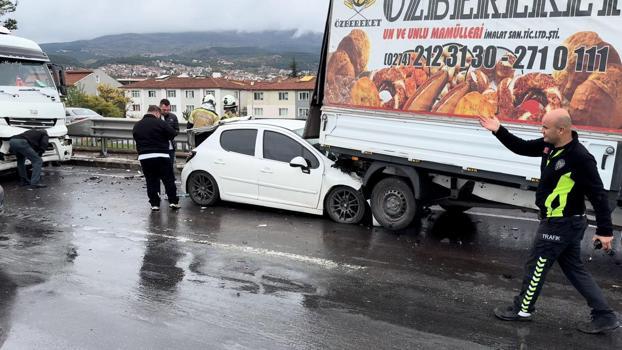Kütahya’da 5 aracın karıştığı zincirleme kaza: 1 yaralı