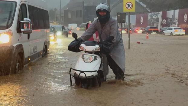 Kağıthane ve Sarıyer'de yollar göle döndü; araçlar suyun içinde kaldı