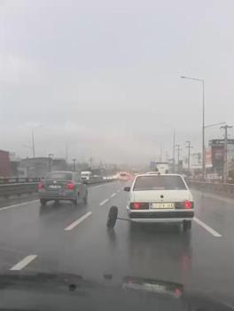 Seyir halindeki otomobilin aks demiri kırıldı