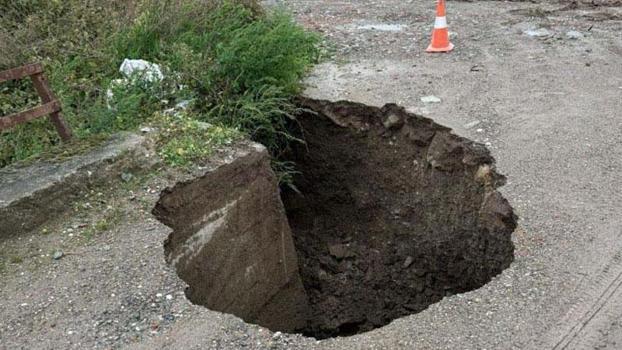 Çanakkale’de yol çöktü, tekneler karaya vurdu