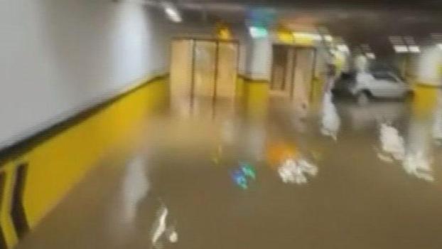 Sarıyer de su baskını olan alışveriş merkezi tahliye edildi