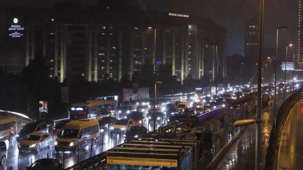 İstanbul'da sağanakla birlikte trafik yoğunluğu