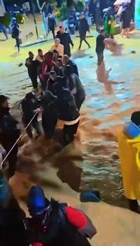 Sarıyer'de yollar göle döndü; sokağa halat gerip karşıya geçtiler