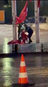 Taksim Meydanı'nda yere düşen Türk bayrağını polis kaldırdı
