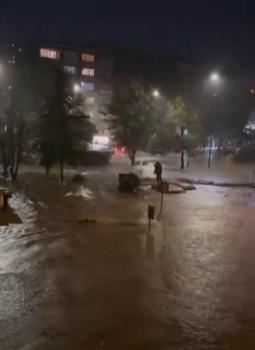 Sarıyer'de göle dönen caddede akıntıya kapılmamak için yüzdü