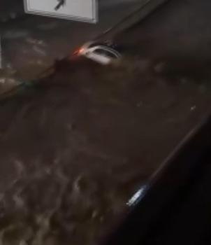 Sarıyer'de selde sürüklenen otomobil, bariyerde durdu