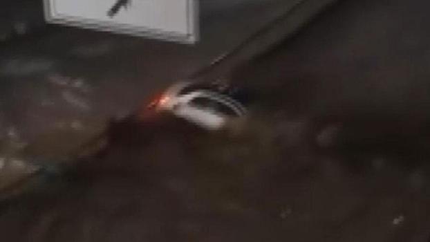 Sarıyer'de selde sürüklenen otomobil, bariyerde durdu