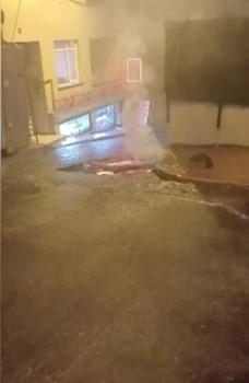 Beyoğlu'nda elektrik kabloları alev alev yandı
