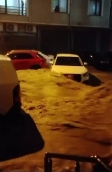Sakarya’da şiddetli sağanak yolu kapattı (2)