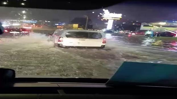 Kocaeli’de sağanak su baskınlarına neden oldu