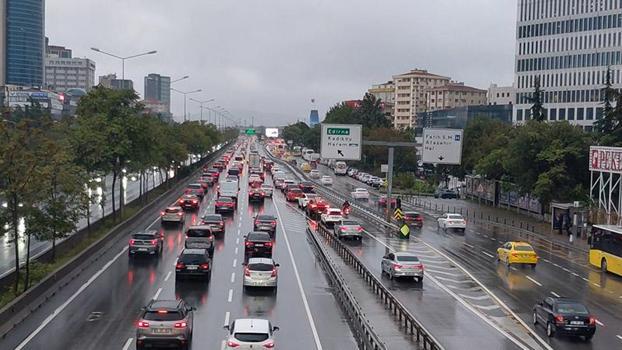 Kadıköy'de sağanak sonrası trafik yoğunluğu
