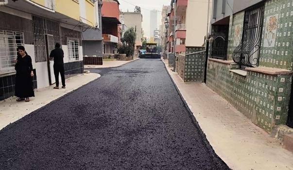Akdeniz’in sokakları sıcak asfaltla yenileniyor