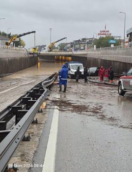 Kocaeli'de sağanak nedeniyle ev ve iş yerlerini su bastı (2)