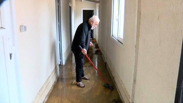Beykoz'da sağanak sonrası spor kulübünün soyunma odaları çamurla doldu