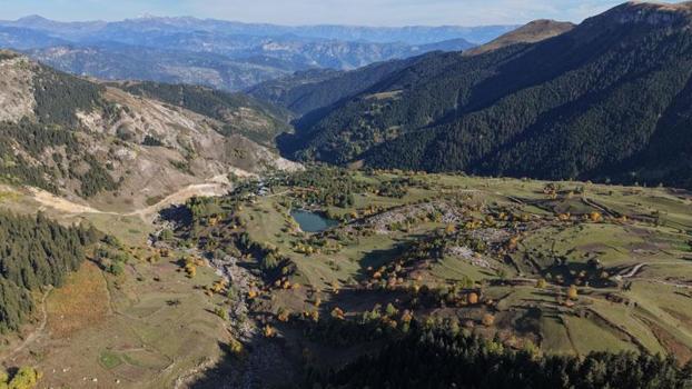 Artvin'in 'Sakin Şehir' ünvanlı ilçesi Şavşat'ta sonbahar güzelliği