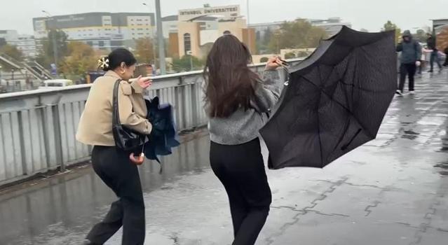 Avcılar’da sağanak ve fırtınada şemsiyelerini kullanmakta zorlandılar