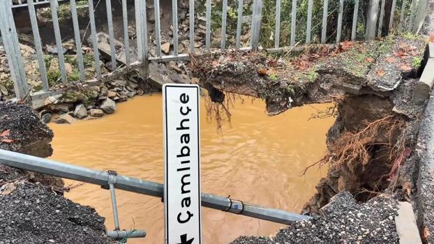 Beykoz’da sağanak sonrası köprünün yan duvarları çöktü; yol trafiğe kapatıldı