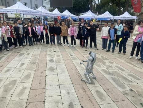 Robot köpek 'Logi', Alaşehir Bilim Şenliği'nde ilgi gördü
