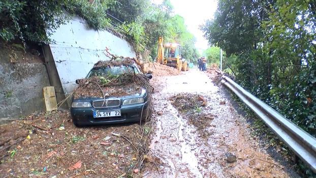 Beykoz'da sağanak sonrası toprak kayması; araçta hasar meydana geldi