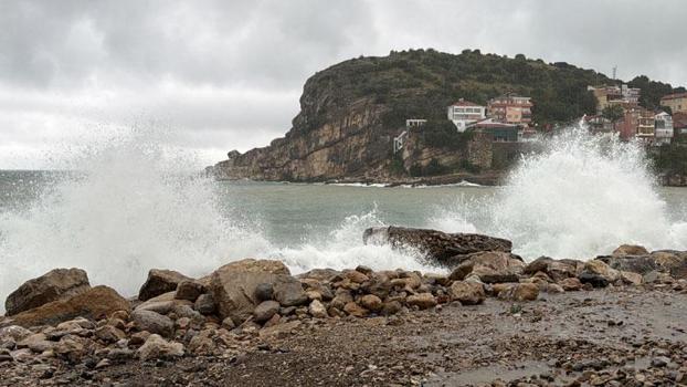 Amasra'da fırtına; dalga boyu 2 metreye ulaştı