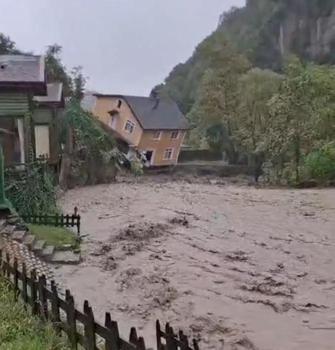 Sakarya'da sağanak; dere kenarındaki villa yıkıldı (2)