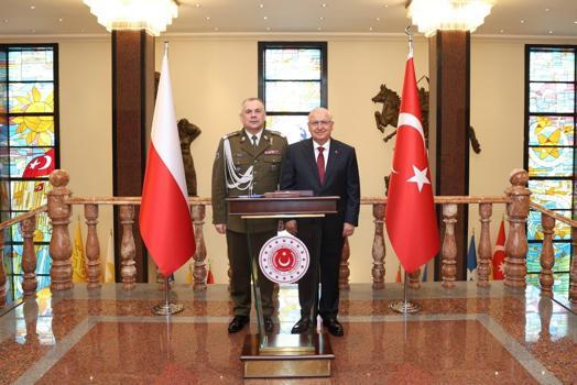 Bakan Güler, Polonya Genelkurmay Başkanı Orgeneral Kukula'yı kabul etti