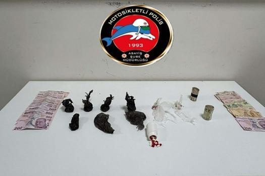 İzmir'deki operasyonlarda çeşitli türlerde 14 kilo 576 gram uyuşturucu ile 1486 sentetik ecza ele geçirildi